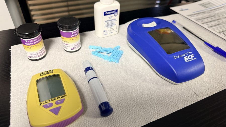 Material de un test de lactato y hemoglobina para determinar las zonas de entrenamiento de un corredor en TECNIRUNNER