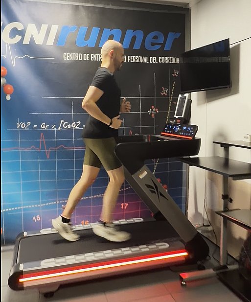 Corredor en la cinta del laboratorio de TECNIRUNNER durante la valoración biomecánica