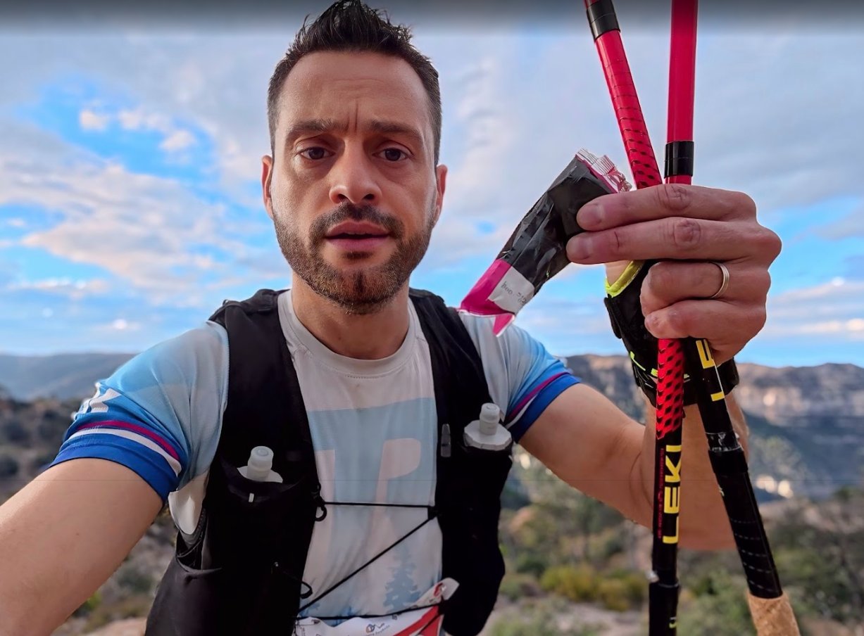 Carlos tomando un gel en una ultra de montaña en la Serra del Montsant